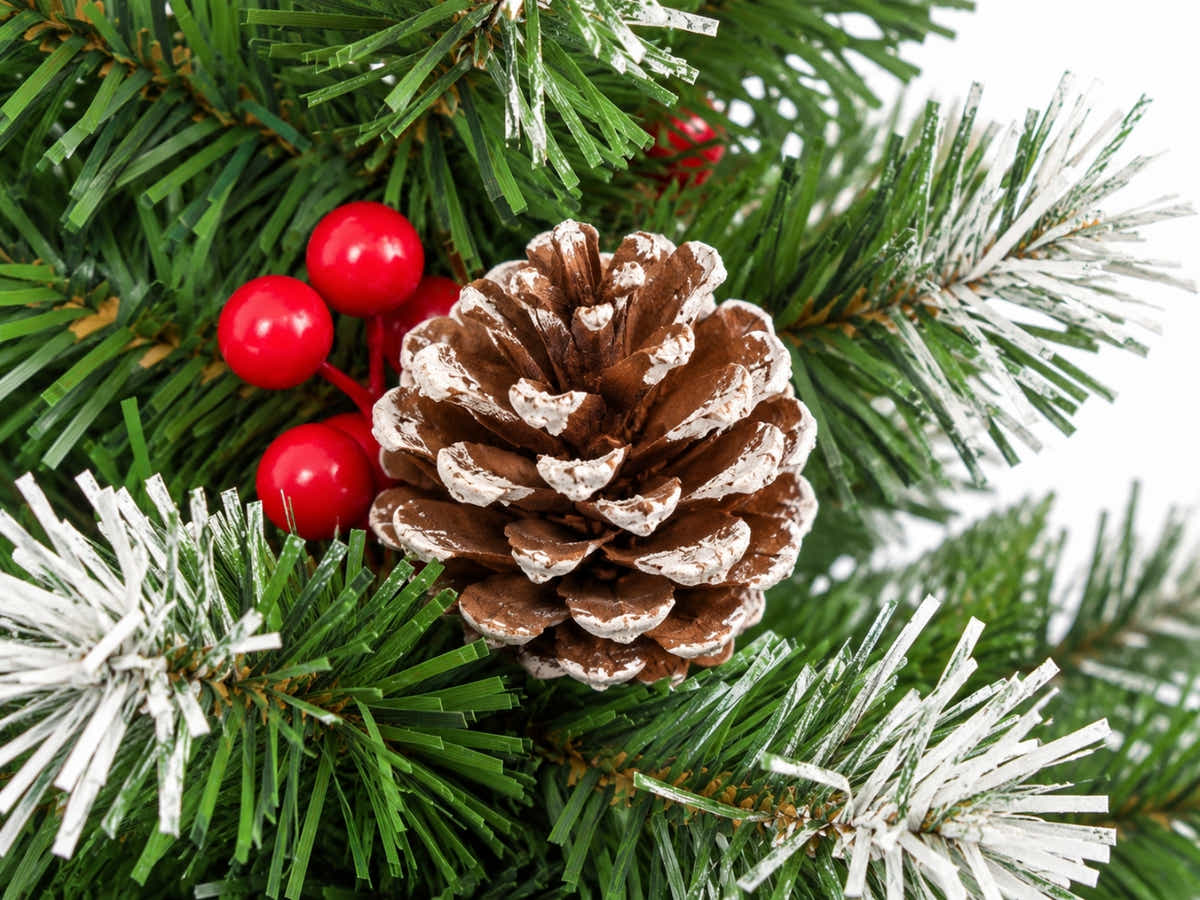 DS Christmas Tree with Red Berry Tips - 5FT/150cm