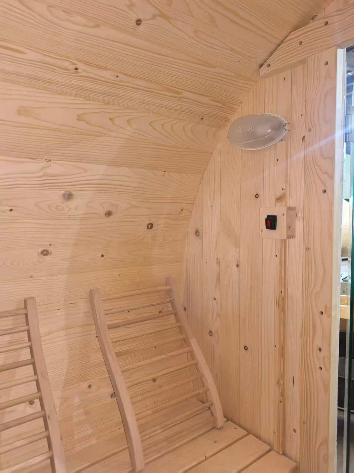 DS Quilo 4-Person Outdoor Barrel Sauna with Porch
