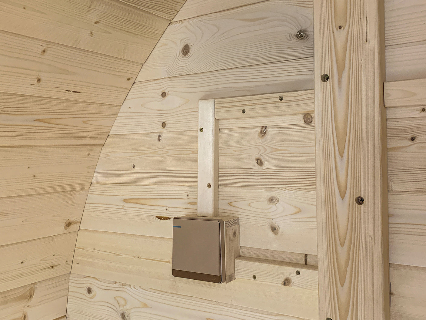 2-4 Person Outdoor Barrel Sauna With Red Bitumen Roof