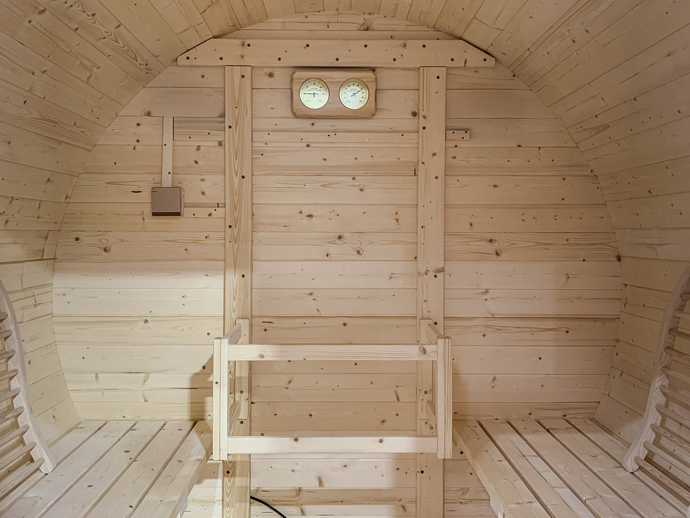 2-4 Person Outdoor Barrel Sauna With Red Bitumen Roof