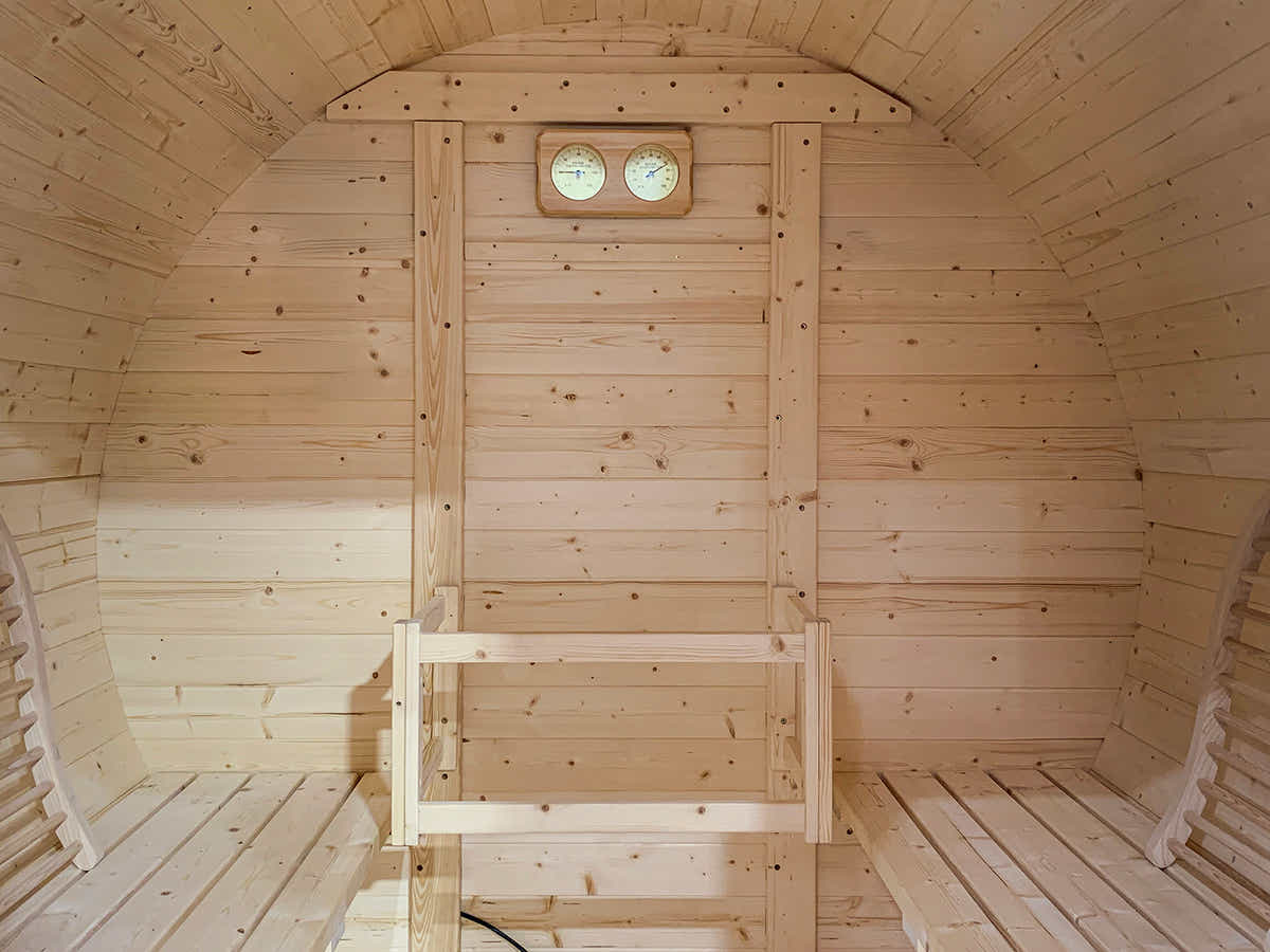 DS Quilo 4-Person Outdoor Barrel Sauna with Porch